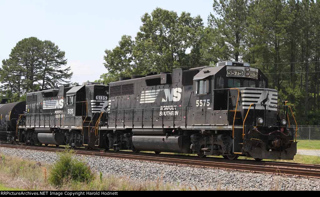 NS 5575 & 5135 sit in the siding
